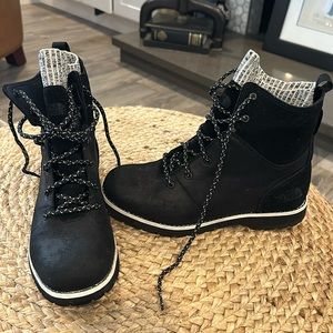 North face boots, hardly worn. Waterproof.